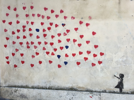 Fillette aux coeurs volants